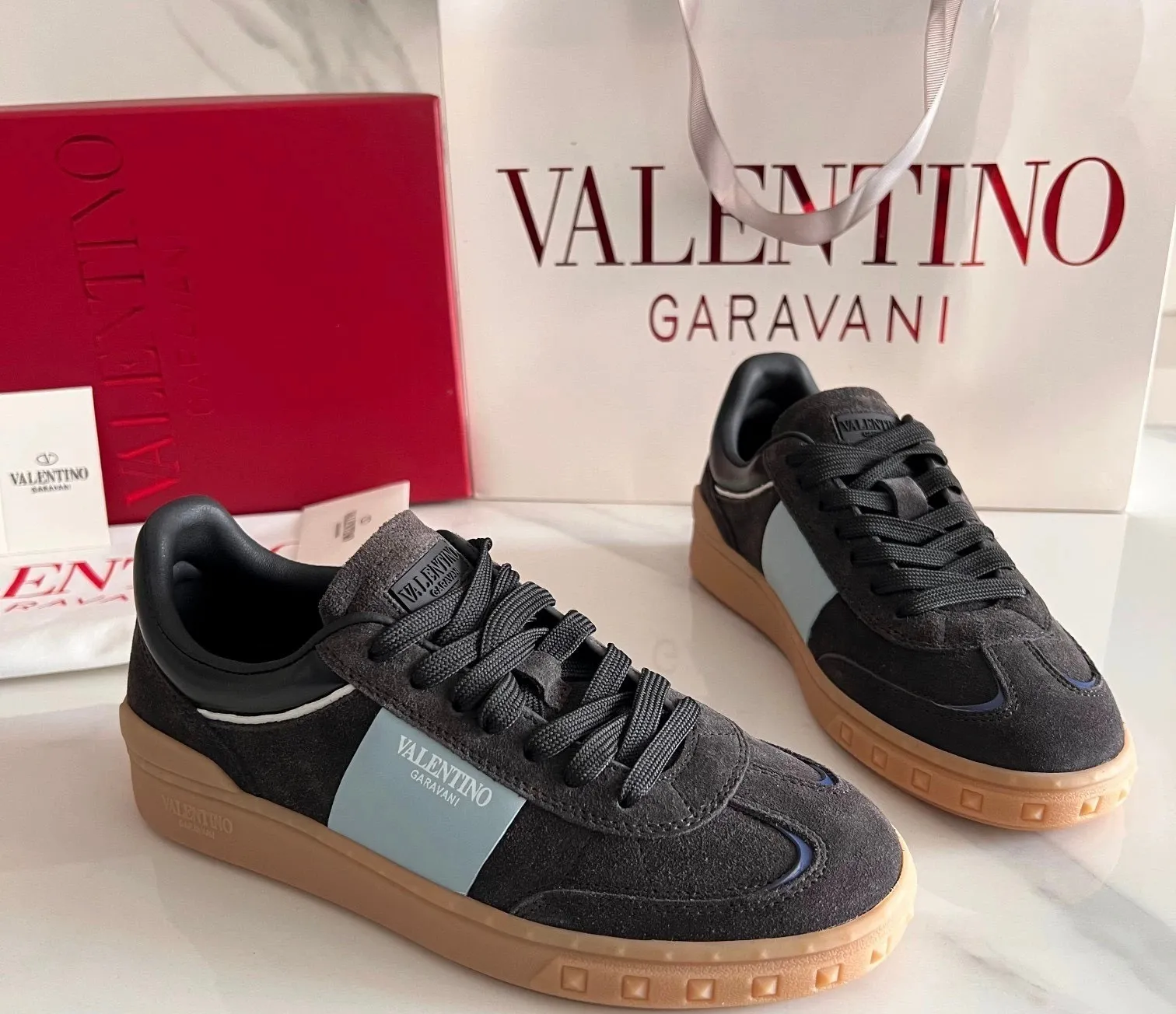 Factory price: 438💰Original quality, top version on the market VALENTINO (Valentino) latest fashion week catwalk [couples 👫 model], unique design, fashionable family specializes in slim feet🔥A fashion product of Baita [strong] Fabric: The toe is made of high mercerized triangular grain cowhide and A-grade full-grain cowhide, original lasting process Inner lining: cowhide lining + men's shoes 💰U hanging mesh feet, heels and tongues decorated with VaIentin* shallow relief oversized rivets Size: 38-44, customized 45
